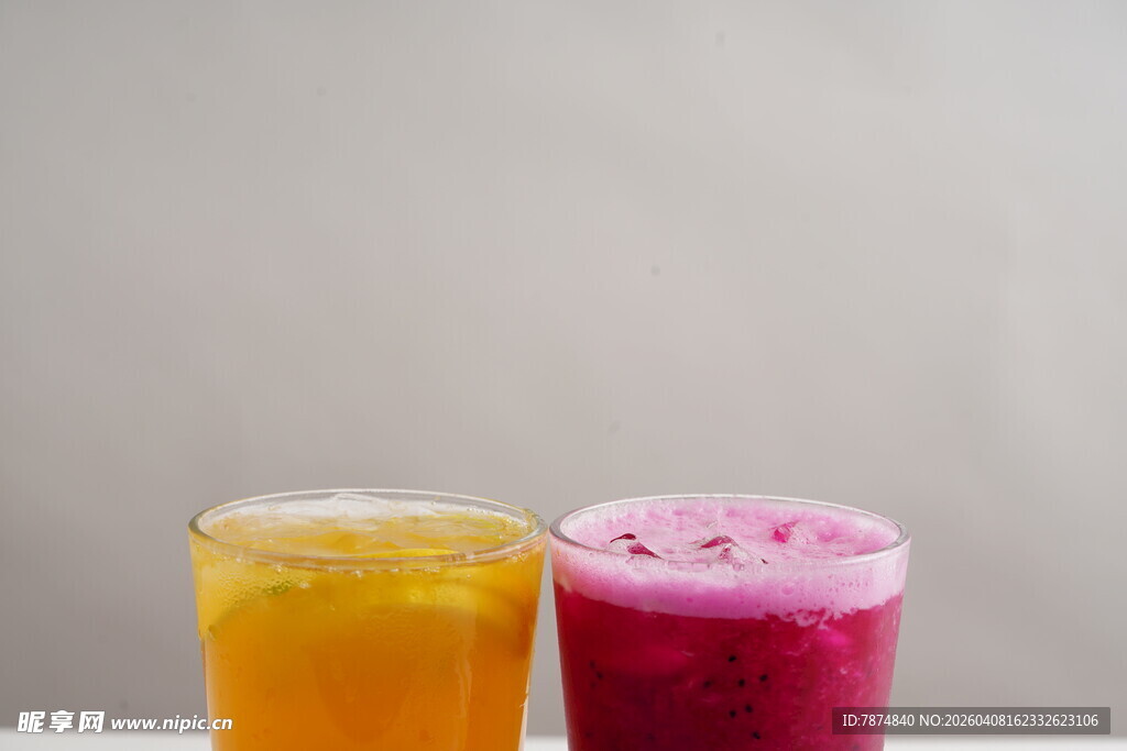 两杯色彩鲜艳的美味果汁