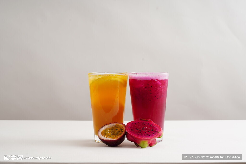 两杯多彩鲜榨果汁饮品