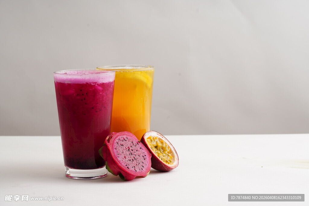 多彩果汁与切开的百香果