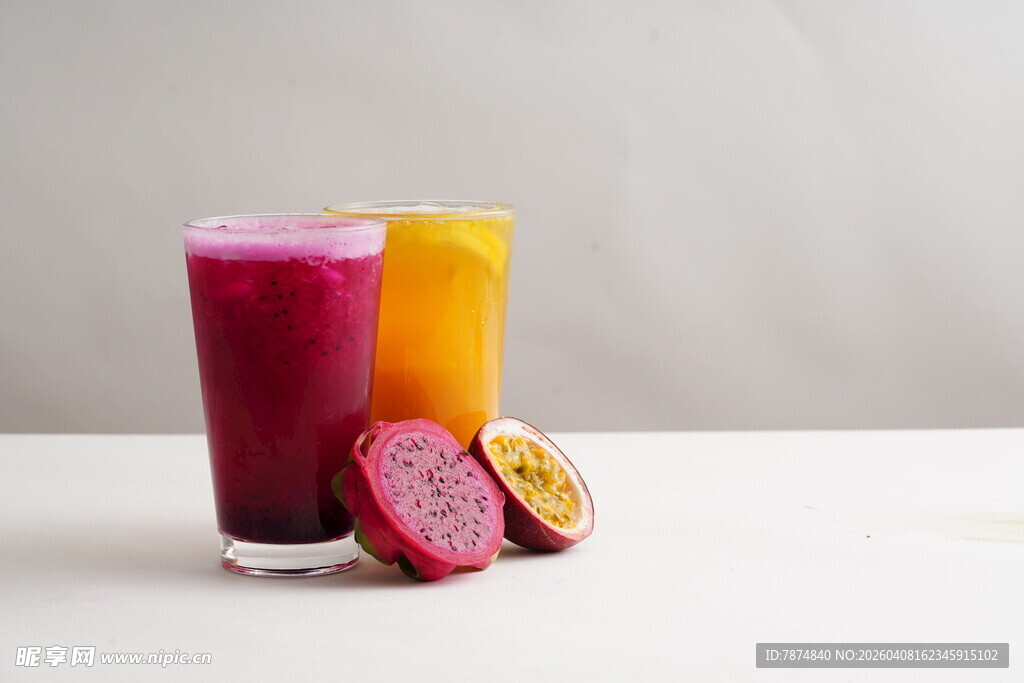 多彩果汁与切开的百香果