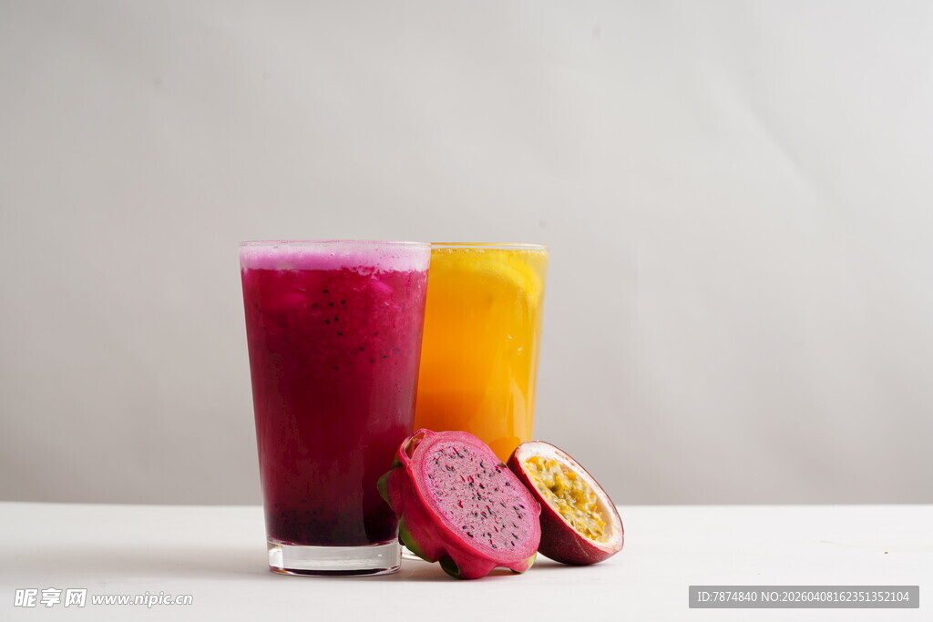 多彩果汁与新鲜水果