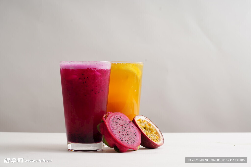 多彩果汁与新鲜水果切片