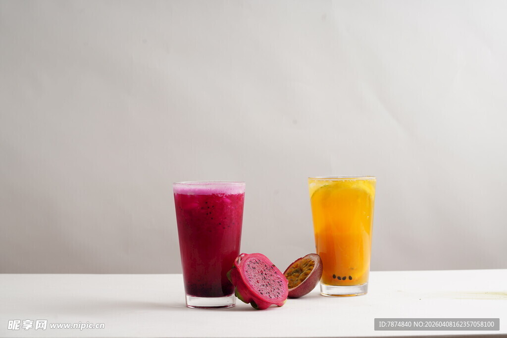 两杯鲜榨果汁与水果