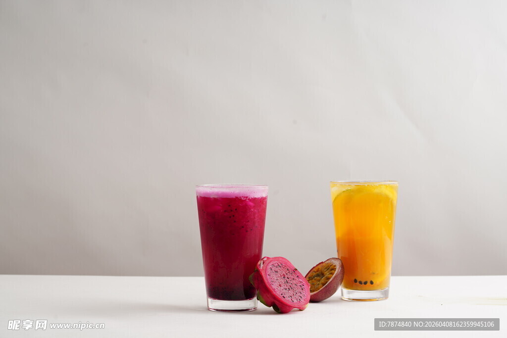 两杯鲜榨果汁与水果
