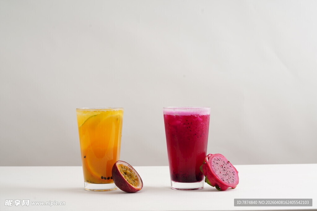 多彩果汁与水果切片展示