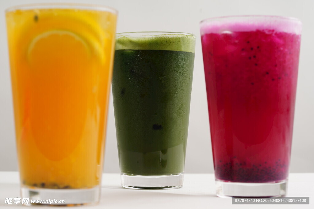 三色鲜榨果汁饮品展示