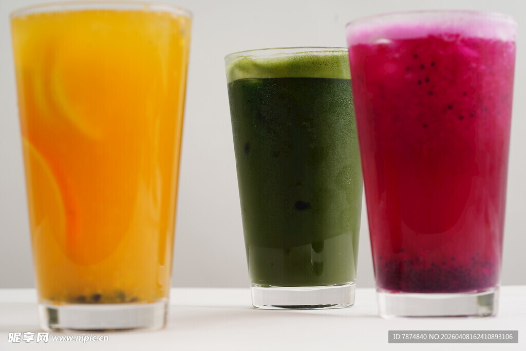 三色鲜榨果汁饮品展示