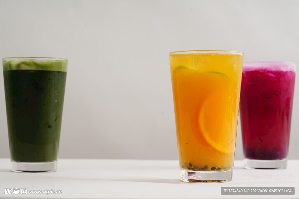 三色鲜榨果汁饮品展示