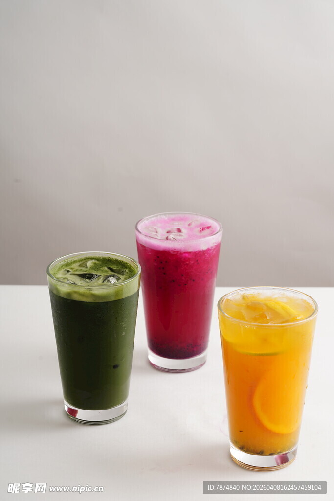 三色鲜榨果汁饮品展示