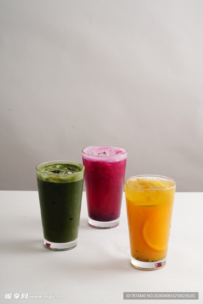 三色鲜榨果汁饮品展示