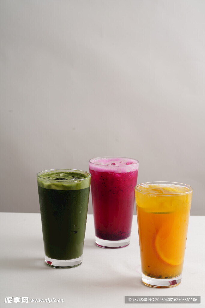 三色鲜榨果汁饮品展示