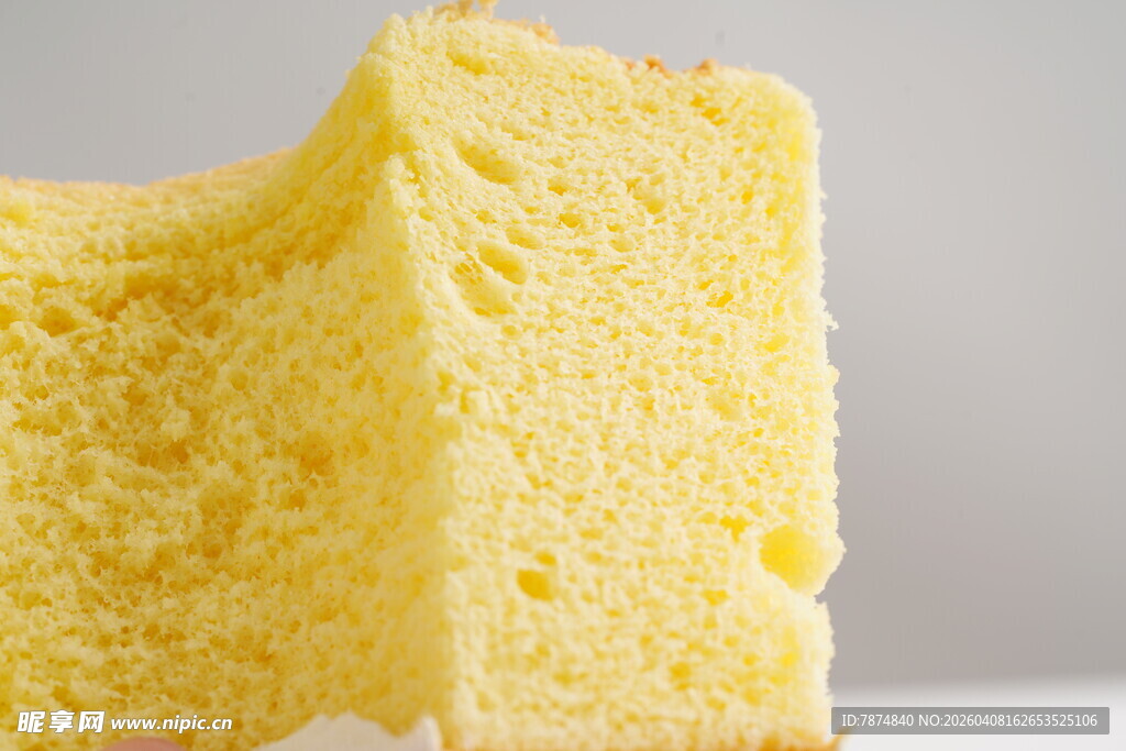 松软美味的黄色海绵蛋糕