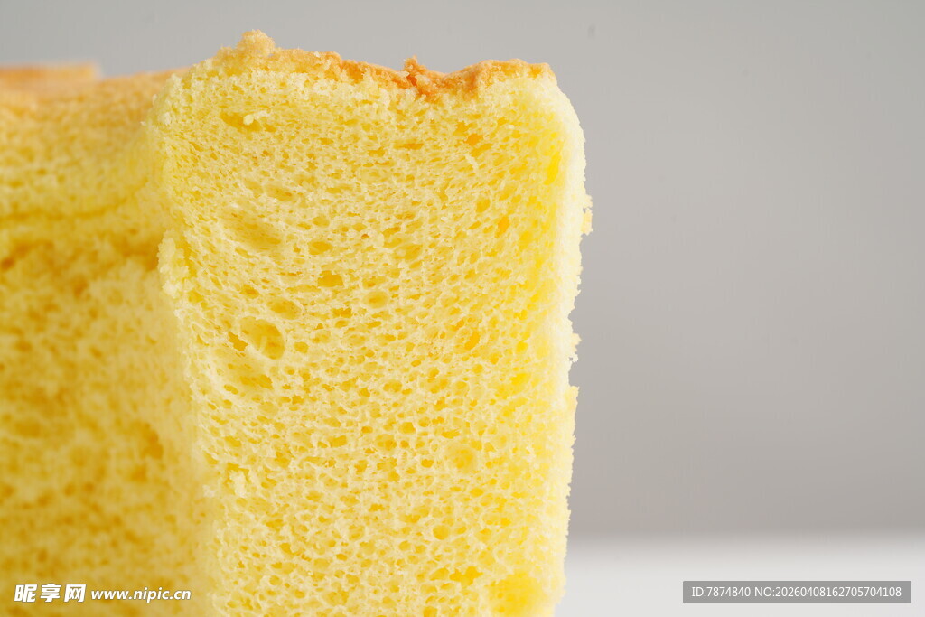 松软美味的黄色海绵蛋糕