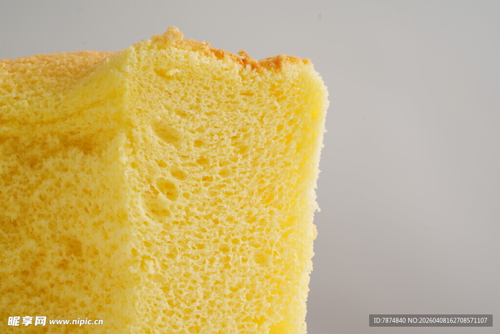 松软美味的黄金蛋糕切片