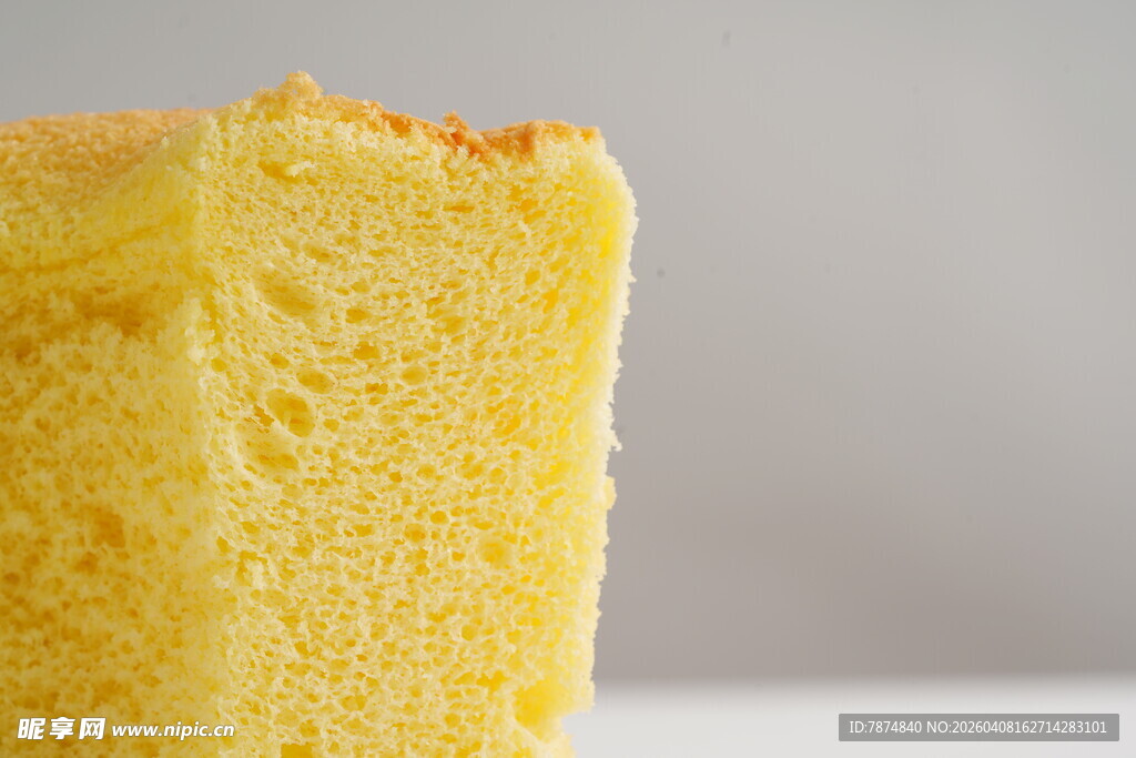 松软美味的黄色海绵蛋糕