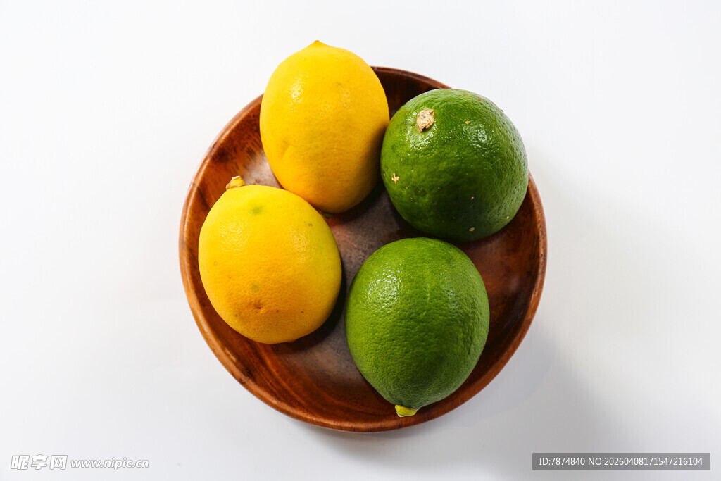 木盘里的柠檬与青柠