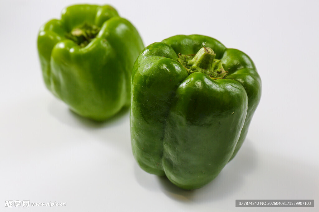 两个鲜绿的青椒