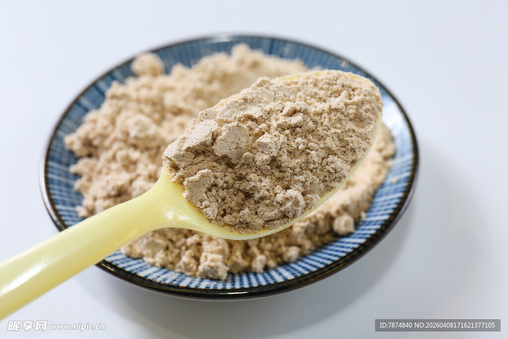 碗装燕麦片 黄色勺子舀取