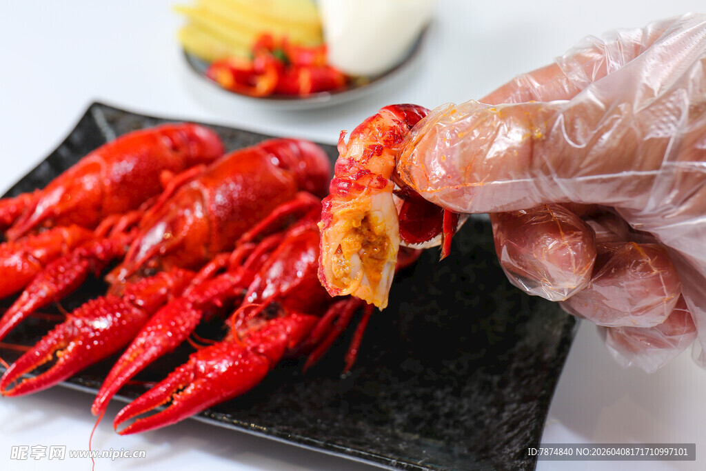 手剥美味小龙虾特写
