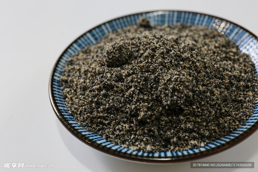 碗中装的芝麻糖粉