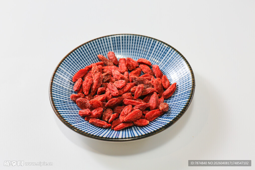 蓝碗中的鲜红枸杞