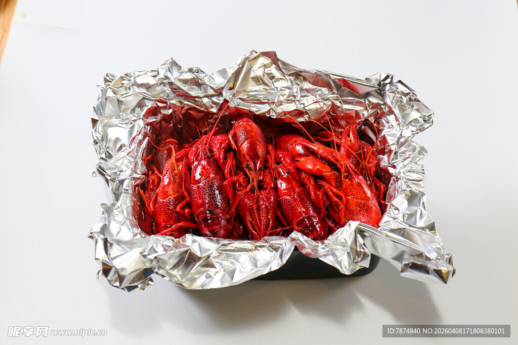 锡纸包裹的红色诱人小龙虾