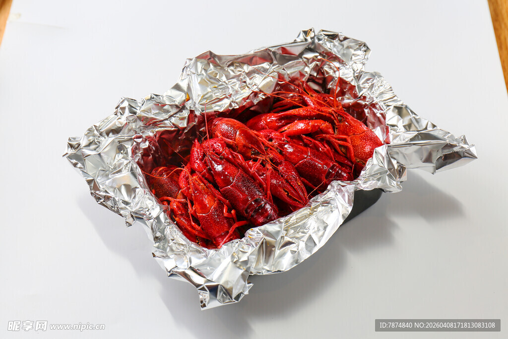 铝箔纸包裹的红色丝状物体