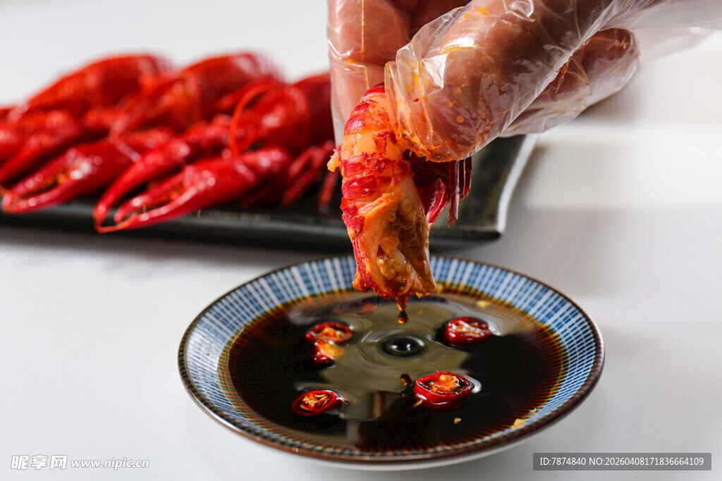 手剥小龙虾蘸料瞬间