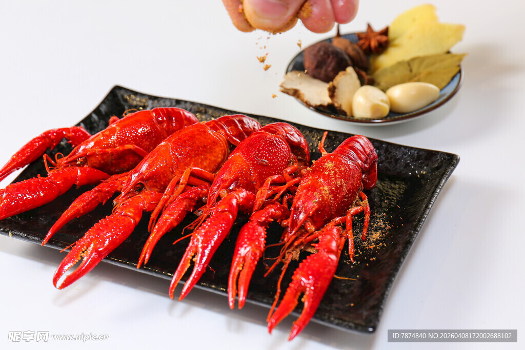 美味小龙虾与多样配菜