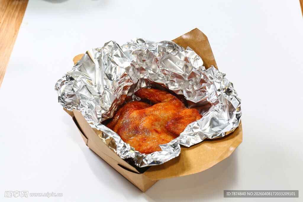锡纸包裹的美味烤鸡