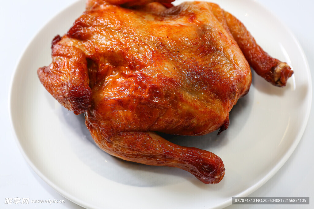 美味烤鸡摆于白盘