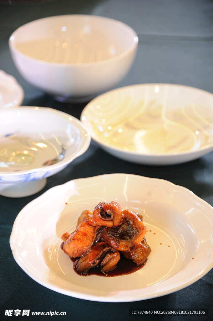 多样菜肴摆放在桌上