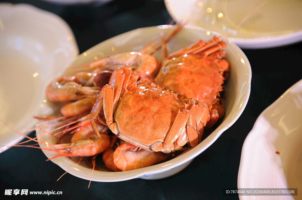 美味螃蟹盛于碗中