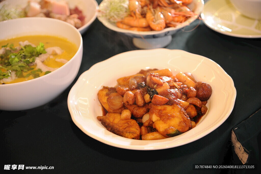 多样家常美食摆桌