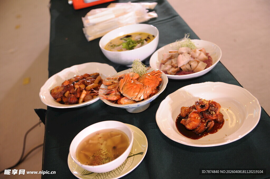 多样美食摆桌展示