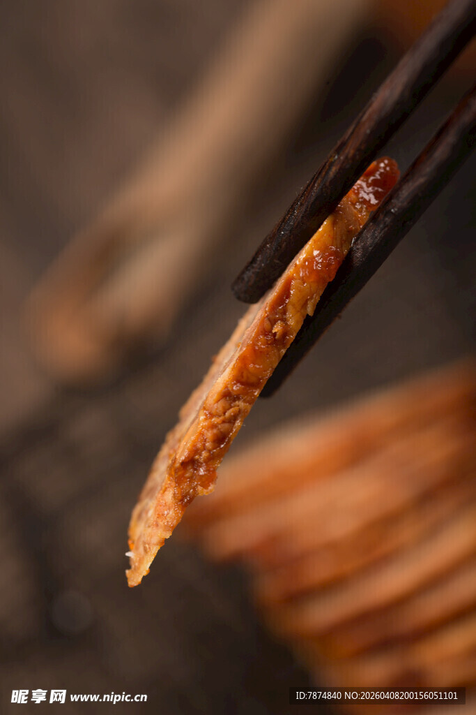 筷子夹起美味烤肉