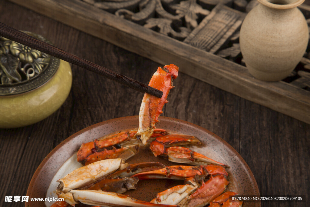 美味蟹钳摆于古朴盘中
