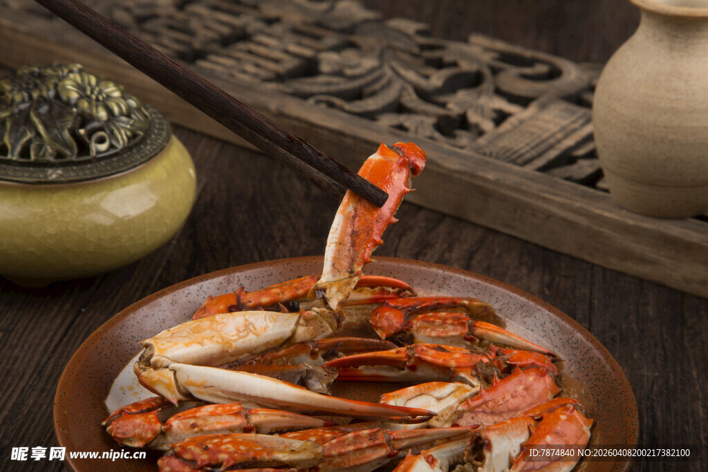 美味蟹钳摆于古朴盘中