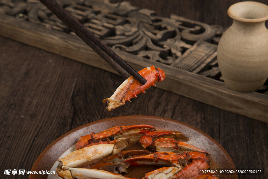 筷子夹起盘中美味蟹钳