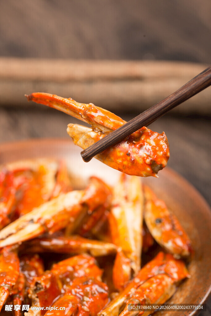 美味蟹钳被筷子夹起