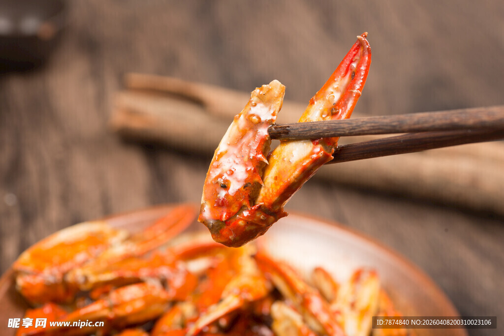 美味香辣蟹钳被夹起