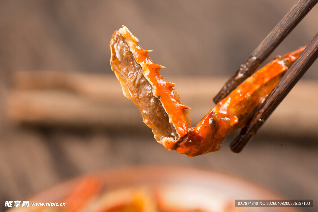 筷子夹起的美味蟹钳