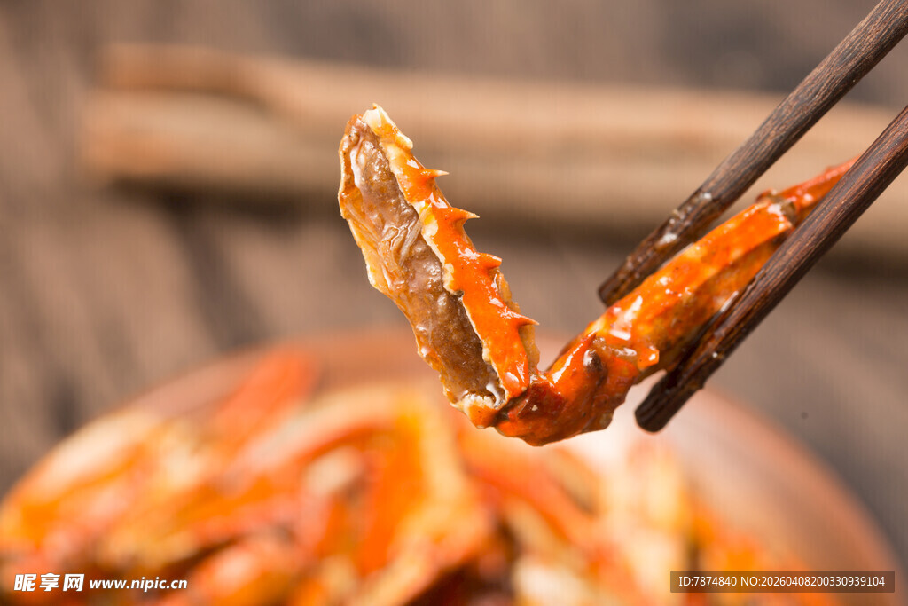 筷子夹起的美味蟹钳