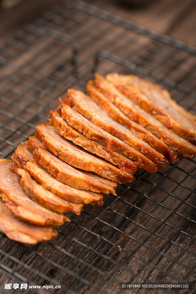切片烤肉置于金属网架上