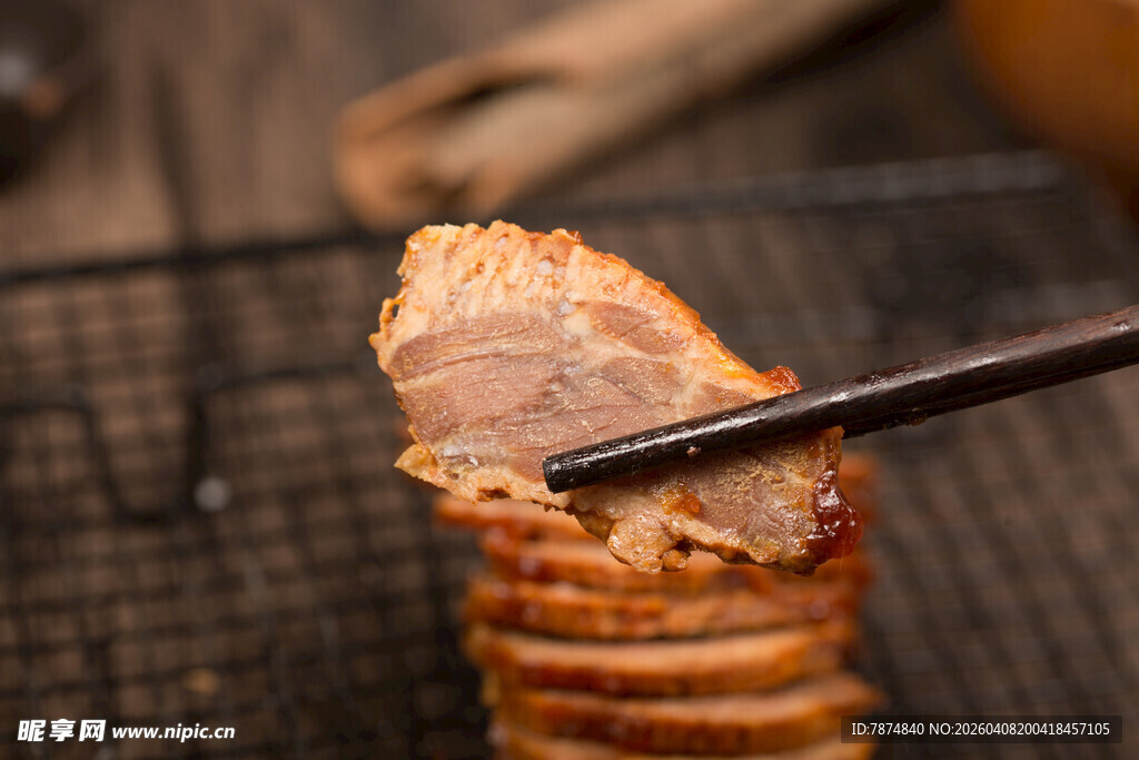 筷子夹起的美味烤肉