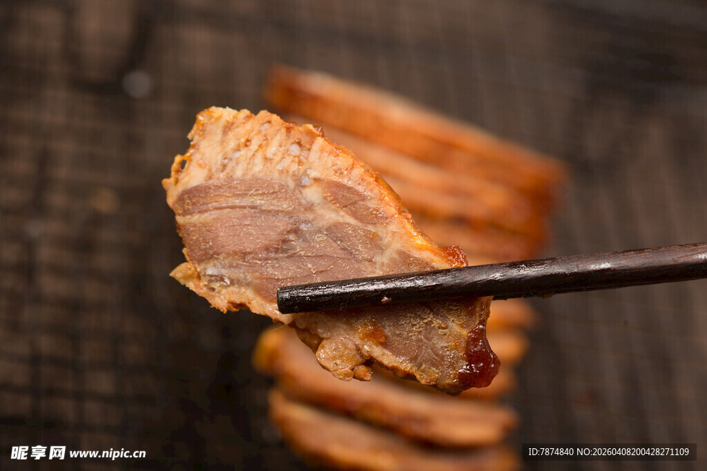 筷子夹起美味酱卤肉片