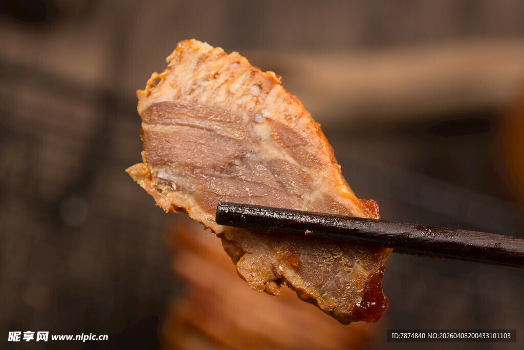 筷子夹着美味牛肉片