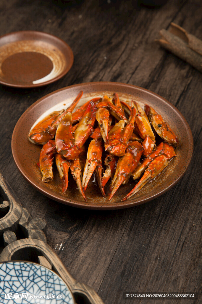 美味香辣蟹钳盘特写