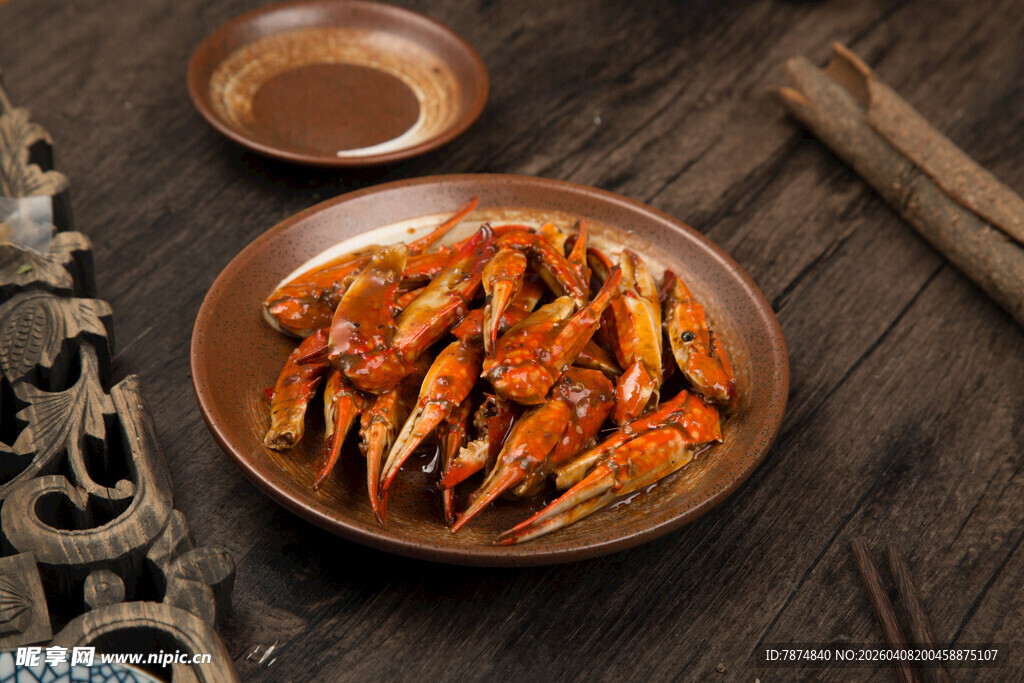 美味香辣蟹钳摆放在木桌上