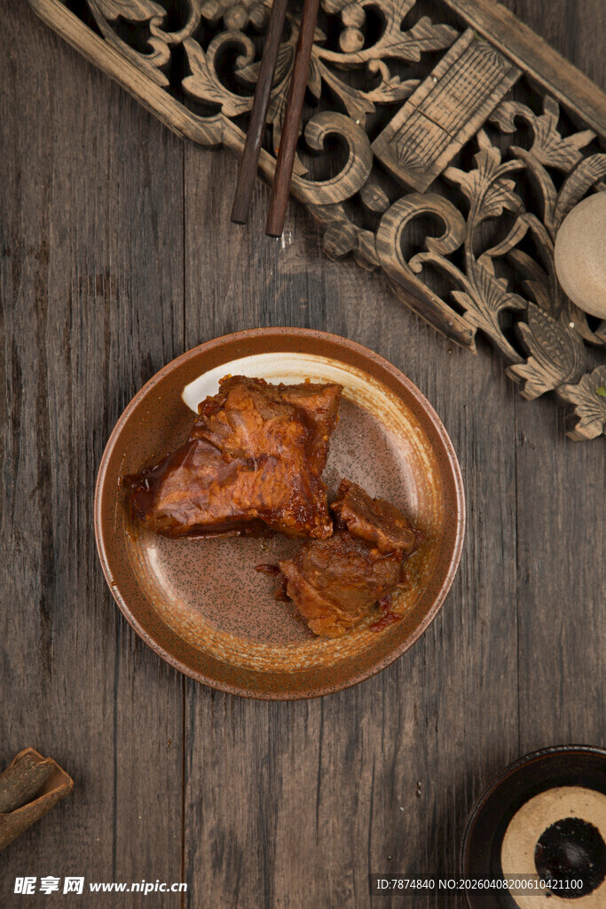 美味卤味摆于古朴木桌